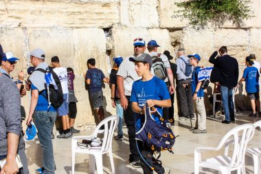 Jerusalem İsrail 14 Mayıs 2018 bilinmeyenli insanlar açık Batı dua eski Kudüs şehri akşam duvar.