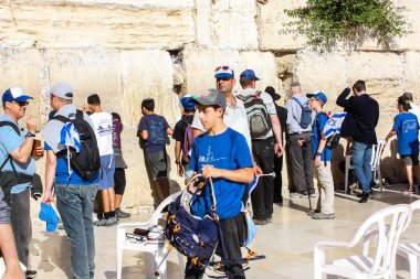 Jerusalem İsrail 14 Mayıs 2018 bilinmeyenli insanlar açık Batı dua eski Kudüs şehri akşam duvar.