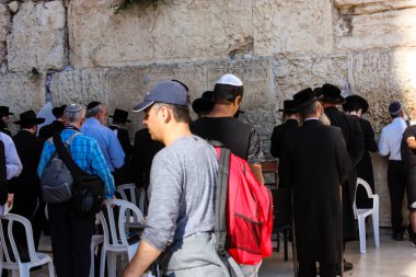 Jerusalem İsrail 14 Mayıs 2018 bilinmeyenli insanlar açık Batı dua eski Kudüs şehri akşam duvar.