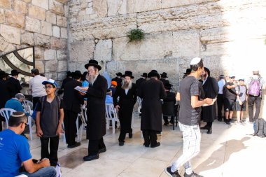 Jerusalem İsrail 14 Mayıs 2018 bilinmeyenli insanlar açık Batı dua eski Kudüs şehri akşam duvar.