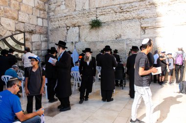 Jerusalem İsrail 14 Mayıs 2018 bilinmeyenli insanlar açık Batı dua eski Kudüs şehri akşam duvar.