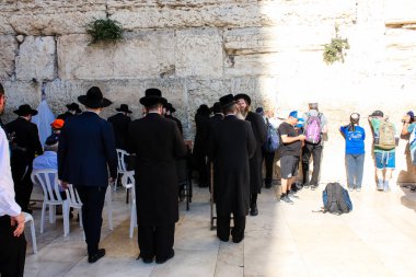 Jerusalem İsrail 14 Mayıs 2018 bilinmeyenli insanlar açık Batı dua eski Kudüs şehri akşam duvar.