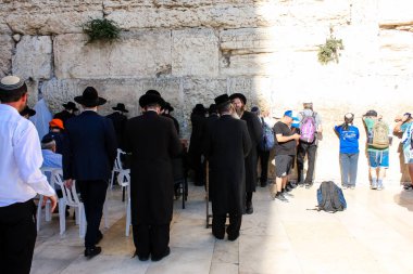 Jerusalem İsrail 14 Mayıs 2018 bilinmeyenli insanlar açık Batı dua eski Kudüs şehri akşam duvar.