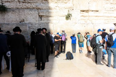 Jerusalem İsrail 14 Mayıs 2018 bilinmeyenli insanlar açık Batı dua eski Kudüs şehri akşam duvar.