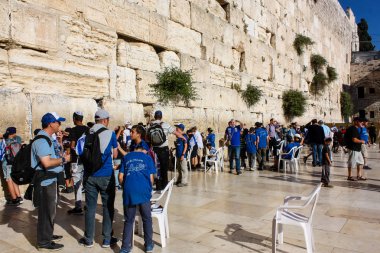 Jerusalem İsrail 14 Mayıs 2018 bilinmeyenli insanlar açık Batı dua eski Kudüs şehri akşam duvar.