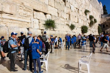 Jerusalem İsrail 14 Mayıs 2018 bilinmeyenli insanlar açık Batı dua eski Kudüs şehri akşam duvar.