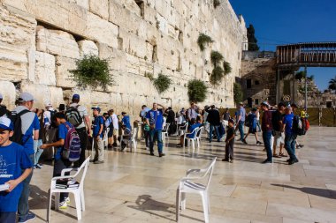 Jerusalem İsrail 14 Mayıs 2018 bilinmeyenli insanlar açık Batı dua eski Kudüs şehri akşam duvar.