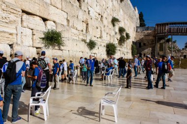 Jerusalem İsrail 14 Mayıs 2018 bilinmeyenli insanlar açık Batı dua eski Kudüs şehri akşam duvar.