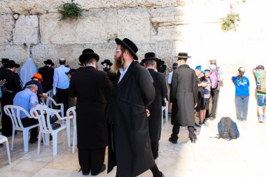 Jerusalem İsrail 14 Mayıs 2018 bilinmeyenli insanlar açık Batı dua eski Kudüs şehri akşam duvar.