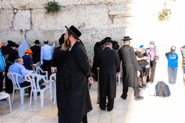 Jerusalem İsrail 14 Mayıs 2018 bilinmeyenli insanlar açık Batı dua eski Kudüs şehri akşam duvar.