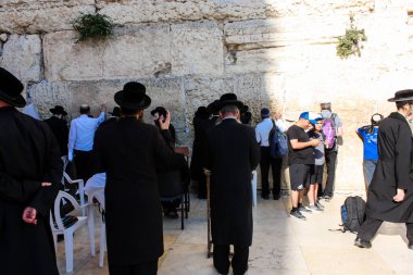 Jerusalem İsrail 14 Mayıs 2018 bilinmeyenli insanlar açık Batı dua eski Kudüs şehri akşam duvar.