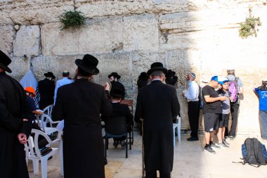 Jerusalem İsrail 14 Mayıs 2018 bilinmeyenli insanlar açık Batı dua eski Kudüs şehri akşam duvar.