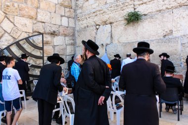 Jerusalem İsrail 14 Mayıs 2018 bilinmeyenli insanlar açık Batı dua eski Kudüs şehri akşam duvar.