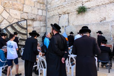 Jerusalem İsrail 14 Mayıs 2018 bilinmeyenli insanlar açık Batı dua eski Kudüs şehri akşam duvar.