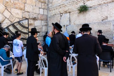 Jerusalem İsrail 14 Mayıs 2018 bilinmeyenli insanlar açık Batı dua eski Kudüs şehri akşam duvar.