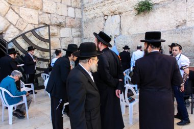 Jerusalem İsrail 14 Mayıs 2018 bilinmeyenli insanlar açık Batı dua eski Kudüs şehri akşam duvar.