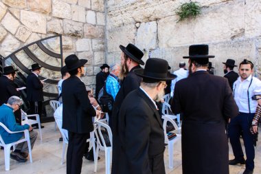 Jerusalem İsrail 14 Mayıs 2018 bilinmeyenli insanlar açık Batı dua eski Kudüs şehri akşam duvar.