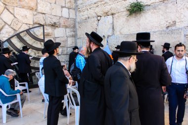 Jerusalem İsrail 14 Mayıs 2018 bilinmeyenli insanlar açık Batı dua eski Kudüs şehri akşam duvar.