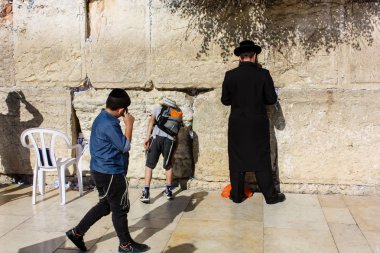 Jerusalem İsrail 14 Mayıs 2018 bilinmeyenli insanlar açık Batı dua eski Kudüs şehri akşam duvar.