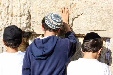 Jerusalem İsrail 14 Mayıs 2018 bilinmeyenli çocuklar açık Batı dua eski Kudüs şehri akşam duvar.