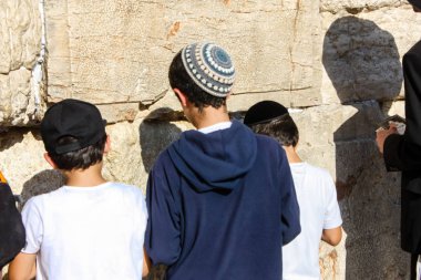 Jerusalem İsrail 14 Mayıs 2018 bilinmeyenli çocuklar açık Batı dua eski Kudüs şehri akşam duvar.