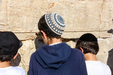 Jerusalem İsrail 14 Mayıs 2018 bilinmeyenli çocuklar açık Batı dua eski Kudüs şehri akşam duvar.