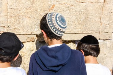Jerusalem İsrail 14 Mayıs 2018 bilinmeyenli çocuklar açık Batı dua eski Kudüs şehri akşam duvar.