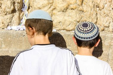 Jerusalem İsrail 14 Mayıs 2018 bilinmeyenli çocuklar açık Batı dua eski Kudüs şehri akşam duvar.