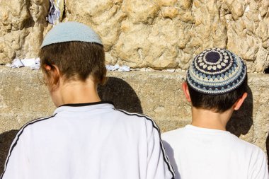 Jerusalem İsrail 14 Mayıs 2018 bilinmeyenli çocuklar açık Batı dua eski Kudüs şehri akşam duvar.