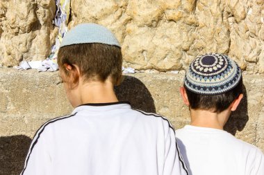 Jerusalem İsrail 14 Mayıs 2018 bilinmeyenli çocuklar açık Batı dua eski Kudüs şehri akşam duvar.