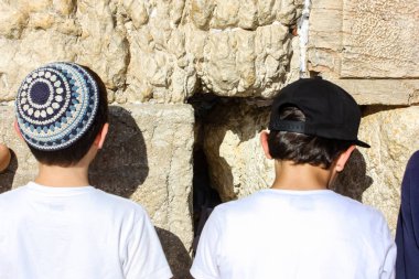 Jerusalem İsrail 14 Mayıs 2018 bilinmeyenli çocuklar açık Batı dua eski Kudüs şehri akşam duvar.