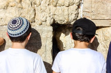 Jerusalem İsrail 14 Mayıs 2018 bilinmeyenli çocuklar açık Batı dua eski Kudüs şehri akşam duvar.