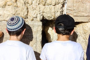 Jerusalem İsrail 14 Mayıs 2018 bilinmeyenli çocuklar açık Batı dua eski Kudüs şehri akşam duvar.