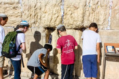 Jerusalem İsrail 14 Mayıs 2018 bilinmeyenli çocuklar açık Batı dua eski Kudüs şehri akşam duvar.