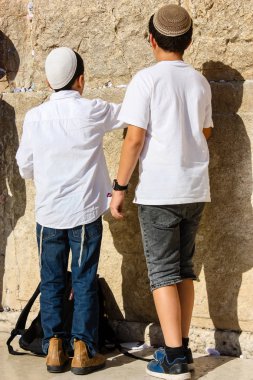 Jerusalem İsrail 14 Mayıs 2018 bilinmeyenli çocuklar açık Batı dua eski Kudüs şehri akşam duvar.