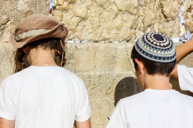 Jerusalem İsrail 14 Mayıs 2018 bilinmeyenli çocuklar açık Batı dua eski Kudüs şehri akşam duvar.