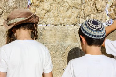 Jerusalem İsrail 14 Mayıs 2018 bilinmeyenli çocuklar açık Batı dua eski Kudüs şehri akşam duvar.