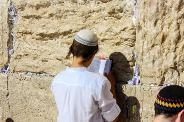 Jerusalem İsrail 14 Mayıs 2018 bilinmeyenli çocuklar açık Batı dua eski Kudüs şehri akşam duvar.