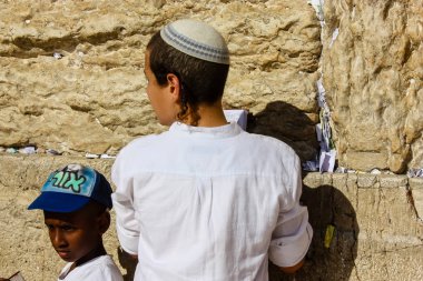 Jerusalem İsrail 14 Mayıs 2018 bilinmeyenli çocuklar açık Batı dua eski Kudüs şehri akşam duvar.