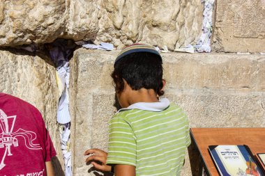 Jerusalem İsrail 14 Mayıs 2018 bilinmeyenli çocuklar açık Batı dua eski Kudüs şehri akşam duvar.