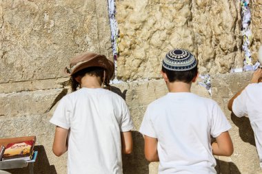 Jerusalem İsrail 14 Mayıs 2018 bilinmeyenli çocuklar açık Batı dua eski Kudüs şehri akşam duvar.