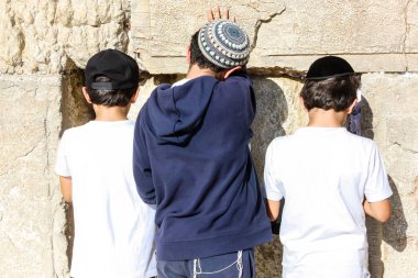 Jerusalem İsrail 14 Mayıs 2018 bilinmeyenli çocuklar açık Batı dua eski Kudüs şehri akşam duvar.