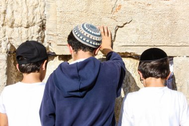 Jerusalem İsrail 14 Mayıs 2018 bilinmeyenli çocuklar açık Batı dua eski Kudüs şehri akşam duvar.