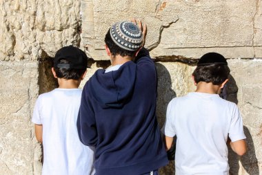 Jerusalem İsrail 14 Mayıs 2018 bilinmeyenli çocuklar açık Batı dua eski Kudüs şehri akşam duvar.