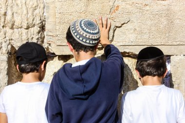 Jerusalem İsrail 14 Mayıs 2018 bilinmeyenli çocuklar açık Batı dua eski Kudüs şehri akşam duvar.