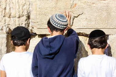 Jerusalem İsrail 14 Mayıs 2018 bilinmeyenli çocuklar açık Batı dua eski Kudüs şehri akşam duvar.