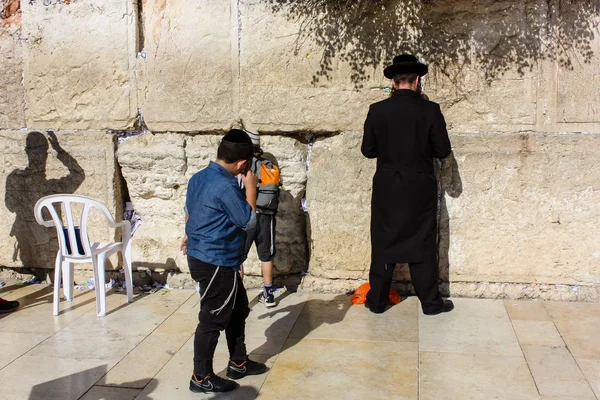 Jerusalem İsrail 14 Mayıs 2018 bilinmeyenli insanlar açık Batı dua eski Kudüs şehri akşam duvar.