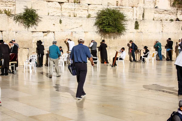Jerusalem İsrail 14 Mayıs 2018 bilinmeyenli insanlar açık Batı dua eski Kudüs şehri akşam duvar.
