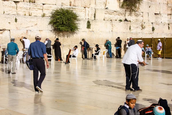 Jerusalem İsrail 14 Mayıs 2018 bilinmeyenli insanlar açık Batı dua eski Kudüs şehri akşam duvar.
