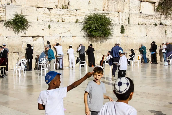 Jerusalem İsrail 14 Mayıs 2018 bilinmeyenli insanlar açık Batı dua eski Kudüs şehri akşam duvar.